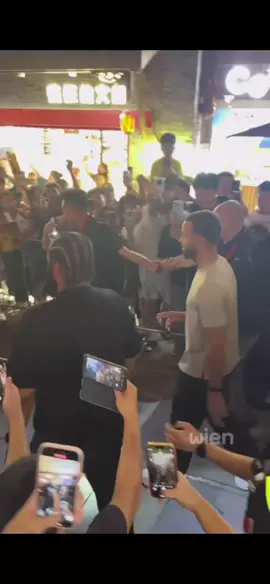 hai ảnh đi đu idol 