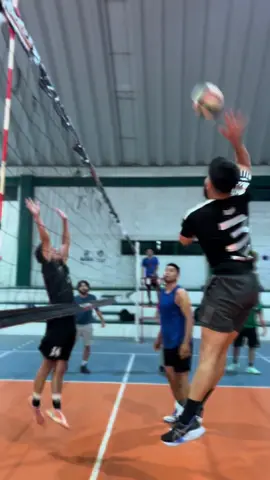 La elevó bien lástima por el salto del rematador 🥲 #voleibol #voleimasculino #voleibolista 