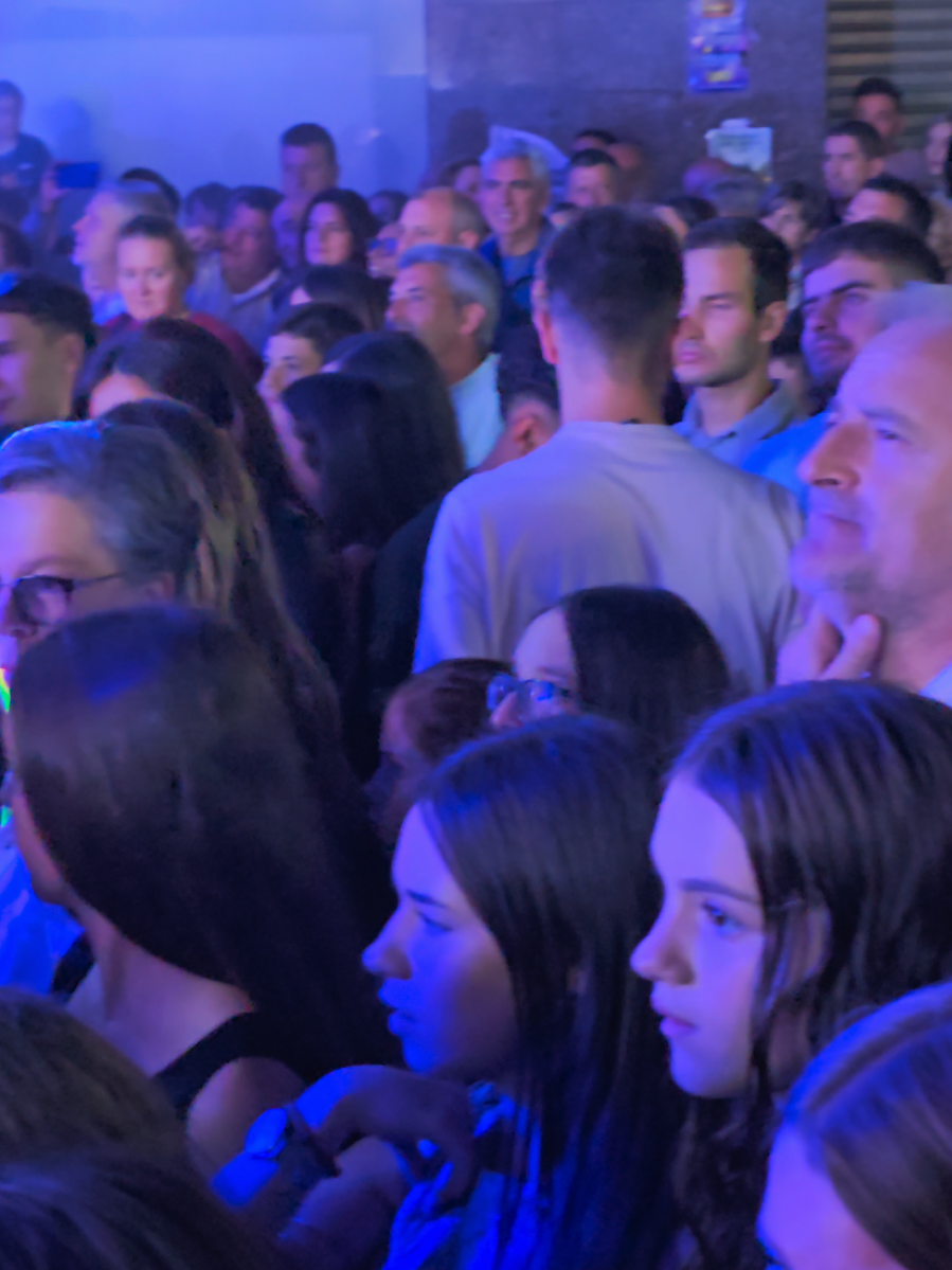 París De Noia lleno total en Melide.  #parisdenoia#fiestaspatrias #cavalinho #orquestasdegalicia #melide @París de Noia Fans @París de Noia Show @parisdenoiaoficia 