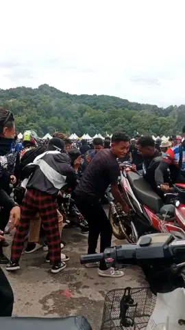 ada yang melarikan kan diri 😂😂😂🔥🚀#fypシ゚viral #suzukiraider150 #vypシ✌️💛 