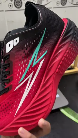 Goya neo pro fullcarbon ae đã thử chưa ,giá chỉ 1🍠8 nà#xuhuong#giaychaybo#fullcarbon #viral 