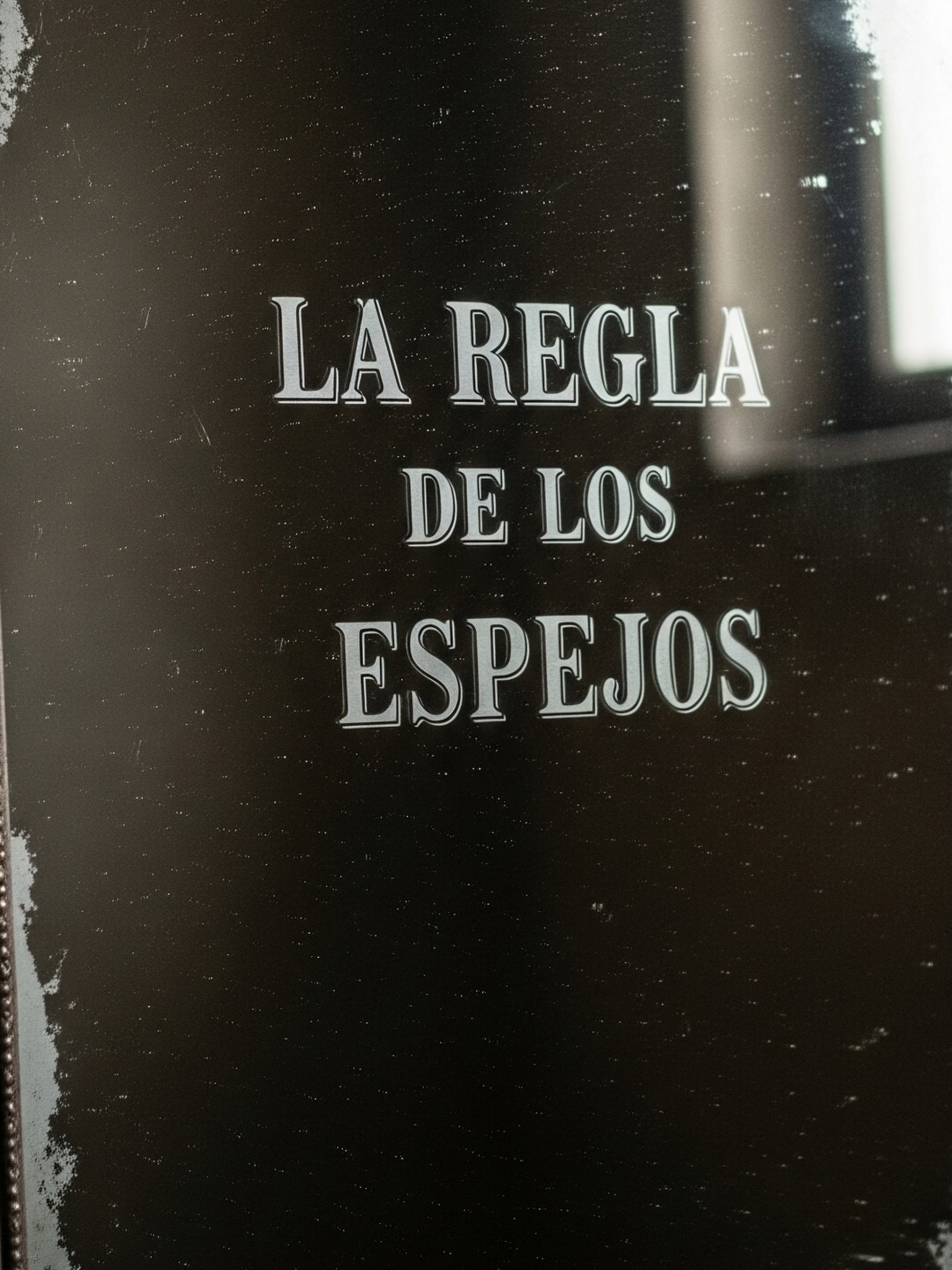 ⚠️ LA REGLA MÁS TERRORÍFICA DE MI ABUELA QUE JAMÁS DEBÍ ROMPER 🚫 Este video es una obra de ficción. Cualquier similitud con la realidad es mera coincidencia. Creado para entretenimiento. ¿Alguna vez has sentido que no estás solo en tu propia habitación? Esta es la historia de cómo ignorar una advertencia absurda de mi abuela me metió en la pesadilla más grande de mi vida. Esto no es ficción. #HistoriaDeTerror #Terror #Misterio #RelatosDeTerror #Creepypasta