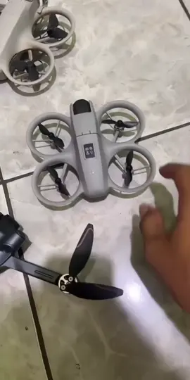 S11 Mini drone ini dilengkapi sensor anti nabrak dan optical flow! Terbang lebih stabil dan aman. Cocok untuk pemula!