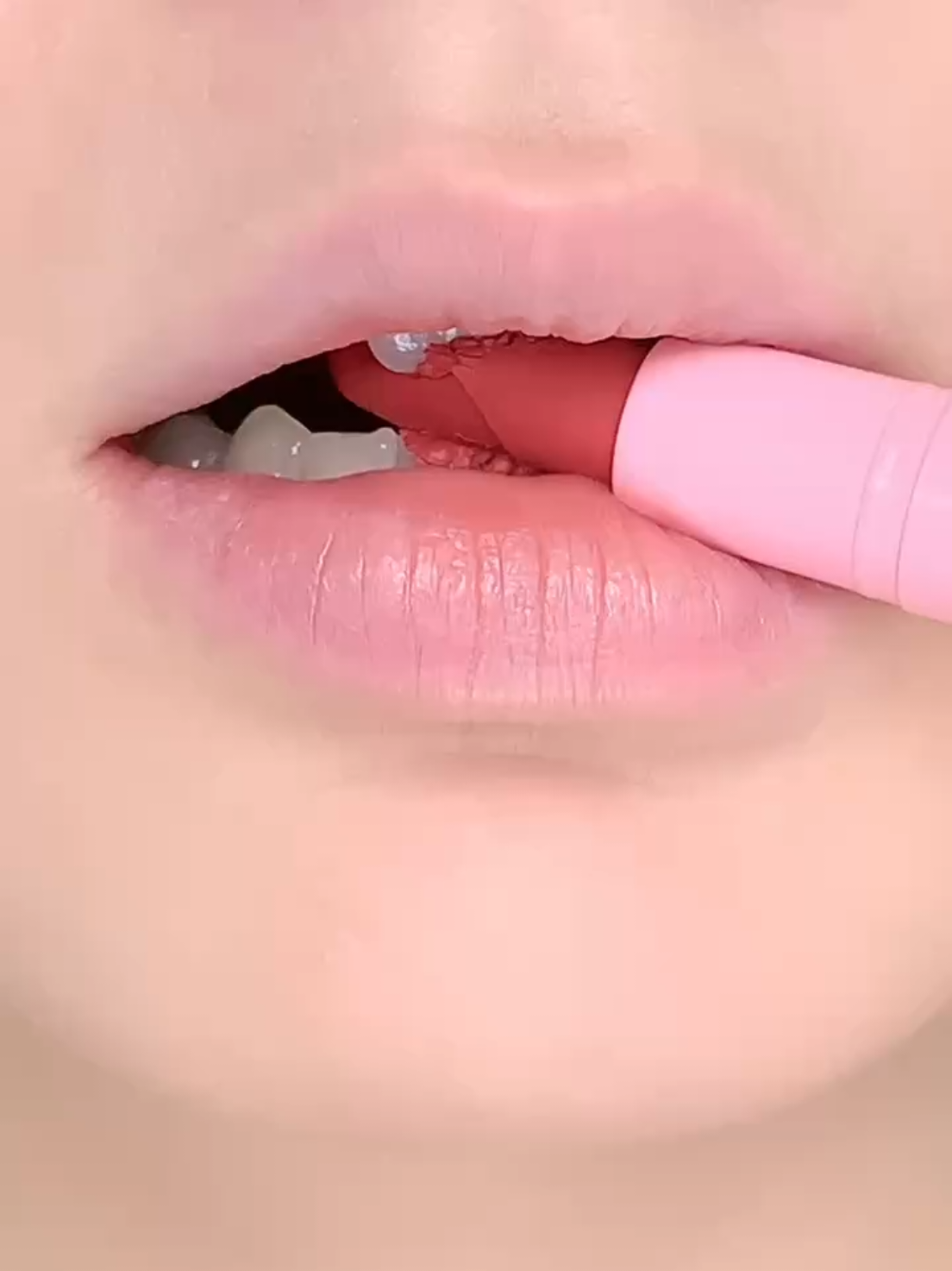 😳 ‘Gigit’ sikit, rasa lembut licin macam butter? #pinkflash#pinkflashmalaysia#lipcrayon#lipstick#new#newproduct#newarrivals#fyp 