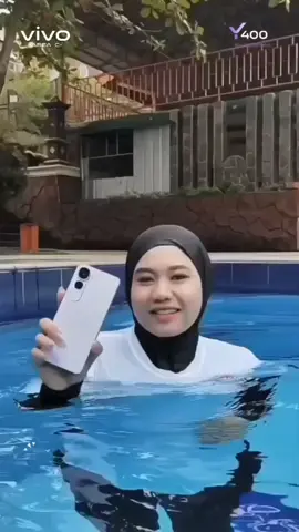 Hape yang sanggup tahan di air? Y vivo Y400 lah! Hape ini udah punya sertifikasi IP68&69, di pake nyelam dalam air pun ga masalah Y Gaes Y✨ Selain itu, juga dilengkapi dengan spesifikasi yang #gakhabishabis lainnya: 💧Sertifikasi IP68/69, Tahan Air Ekstrim 📱Layar AMOLED 120Hz 📷 50MP Sony Underwater Photography ⚡6000mAh + 44W FlashCharge 🎮 Bypass Charging ✨ Dynamic Light ⚙ Snapdragon 685 Skor Antutu 370k 🔈Dual Stereo Speakers + 400% Audio Booster 🤖 New Fitur vivo AI Kekinian 🛡 4 Tahun Kesehatan Baterai 💎Dapatkan VIP Prime pergantian Antigores dan Softcase per tahun secara GRATIS! Tunggu apalagi? Segera kunjungi store vivo resmi kesayangan kamu sekarang dan dapatkan Ekstra Benefitnya!🔥 #GakHabisHabis #GaskuY #GaskuY400 #vivoY400