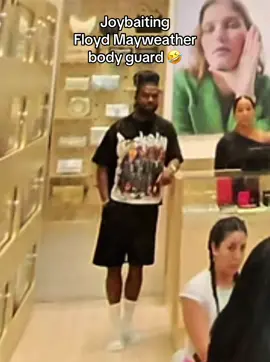 Body guard was chill 🤣🔥 #joybait #viral #deyluhchris #floydmayweather 