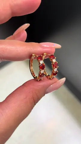 Argollas en Baño de Oro 18 quilates✨ Tamaño: 2 centímetros aprox Hipoalergénicas ✅ 💲12.999 🏷️ XMAYOR 💲8.000 🏷️ Pedidos al Whatsapp 📲+569 64857065 #joyas #santiagodechile #reinajoyasofficial #bañodeoro18k #tendencia 