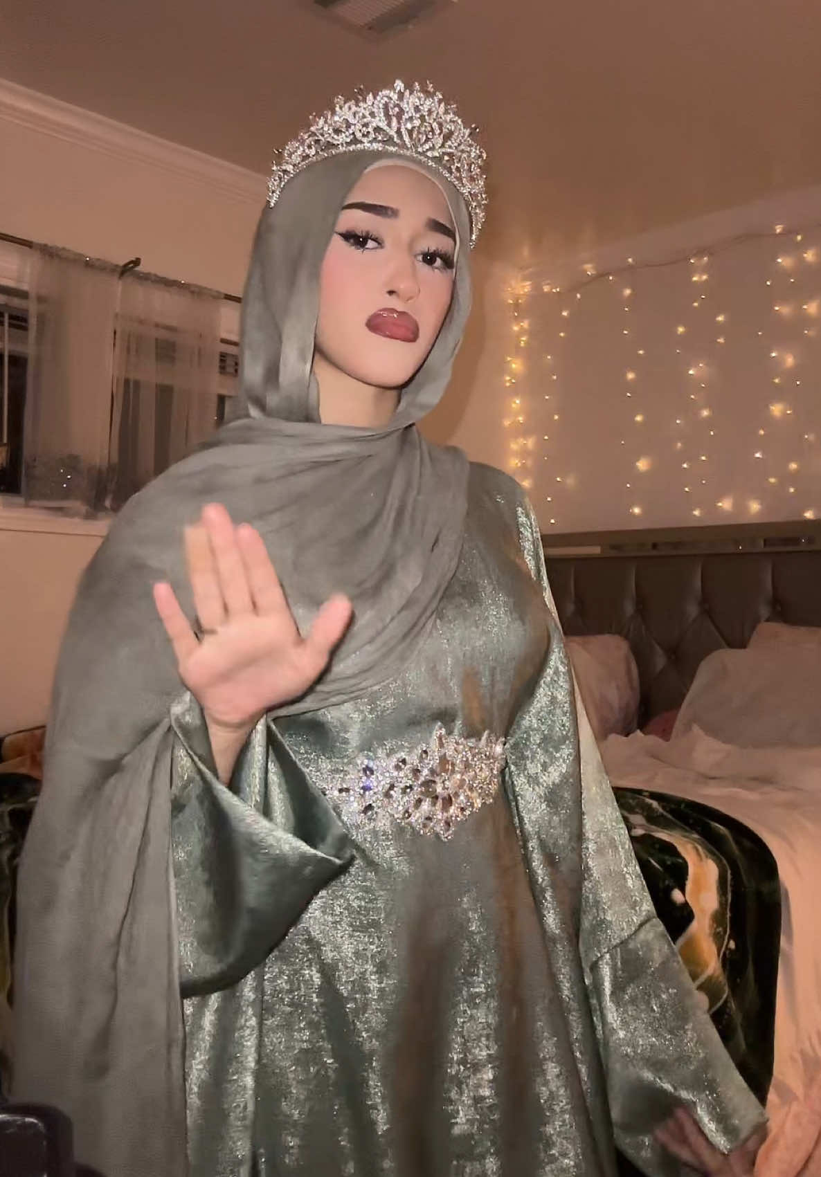 Wt* are you looking at ? 💀 #fypシ #foryou #hijabi #viral 