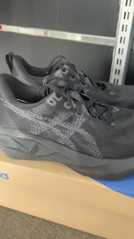 Siapa nih yang lagi cari warna fullblack langsung saja merapat 🤙 #bangzapato #asicsrunning #asicsnovablast5 #novablast5 #fyp 