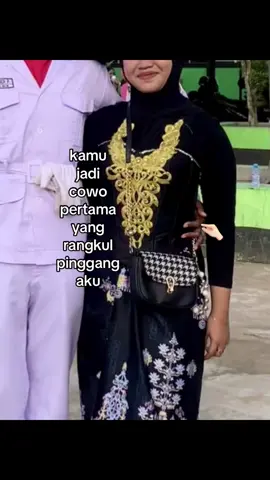 setiap foto selalu rangkul pinggang #fyppppppppppppppppppppppp #fypage #fypdonggggggg #bismillahfypシ #fypdongggggggggg🥺 