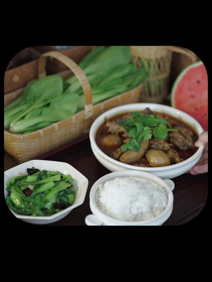 Lớn lên từ những mảnh vỡ | Podcast chữa lành tâm hồn Hành trình về với nắng Không phải đứa trẻ nào cũng có một tuổi thơ êm đềm. Có những đứa trẻ lớn lên trong những mái nhà mà tiếng la mắng còn nhiều hơn tiếng cười, trong không gian mà sự sợ hãi luôn hiện diện nhiều hơn yêu thương. Bố mẹ của chúng không phải lúc nào cũng là hình mẫu để noi theo, mà đôi khi chỉ là hai con người đang cố sống sót qua ngày. Mẹ có thể là người phụ nữ chịu đựng nhiều hơn bất kỳ ai, còn bố thì lại là người dễ thay đổi tính tình sau vài ly rượu. Và rồi những đứa trẻ ấy, lớn lên trong nỗi hoang mang, giữa những cơn giận không thuộc về mình nhưng lại bị trút lên người mình. Có những buổi tối, chúng co ro trong chăn, giả vờ ngủ để tránh nghe tiếng bố mẹ cãi nhau. Có những lúc, chúng tự hỏi: “Tại sao nhà mình lại không giống nhà người ta?” Không ai trả lời. Chúng tự học cách im lặng, tự học cách không đòi hỏi, tự học cách trưởng thành trước cả khi kịp hiểu tuổi thơ là gì. Và từ trong những điều đáng lẽ phải được gọi là yêu thương, chúng lại học được bài học đầu tiên về tổn thương. Lớn lên từ một gia đình như thế không dễ dàng. Vì có những vết thương không nhìn thấy được bằng mắt thường, chỉ khi chạm vào những mối quan hệ sau này, mới phát hiện ra nó vẫn còn đó, chưa lành. Những đứa trẻ ngày ấy, giờ có thể đã là người lớn, nhưng trong lòng thì vẫn mang theo một phần bé con chưa được vỗ về đủ. Mình muốn nói với những ai đang nghe mà từng trải qua điều này rằng: bạn không có lỗi vì sinh ra trong một gia đình như thế. Và cũng không sai khi bạn vẫn còn day dứt, còn tổn thương, còn giận, còn buồn. Ai lớn lên từ những mảnh vỡ đều cần nhiều hơn một vòng tay để lành lại. Nhưng rồi, chính bạn sẽ là người gom góp từng chút dịu dàng, từng chút yêu thương để tự vá lại lòng mình. Bạn sẽ học được cách sống khác đi, để không tiếp tục lặp lại cái vòng luẩn quẩn ấy. Bạn sẽ biết cách yêu thương bản thân, và sau này, có thể là một người tử tế hơn, dịu dàng hơn – vì bạn đã từng biết thế nào là thiếu thốn điều đó. Tuổi thơ có thể không chọn được, nhưng cách ta sống phần đời còn lại – là quyền của mình. Mình mong bạn, dù có xuất phát điểm thế nào, cũng sẽ không để nỗi đau cũ dìm bạn xuống. Hãy chậm rãi mà chữa lành. Và nếu có thể, hãy tha thứ – không phải vì họ xứng đáng, mà vì bạn xứng đáng được nhẹ lòng hơn. #hanhtrinhvevoinang #podcastchualanhtamhon  #xuhuong #tamtrang #tuoitho