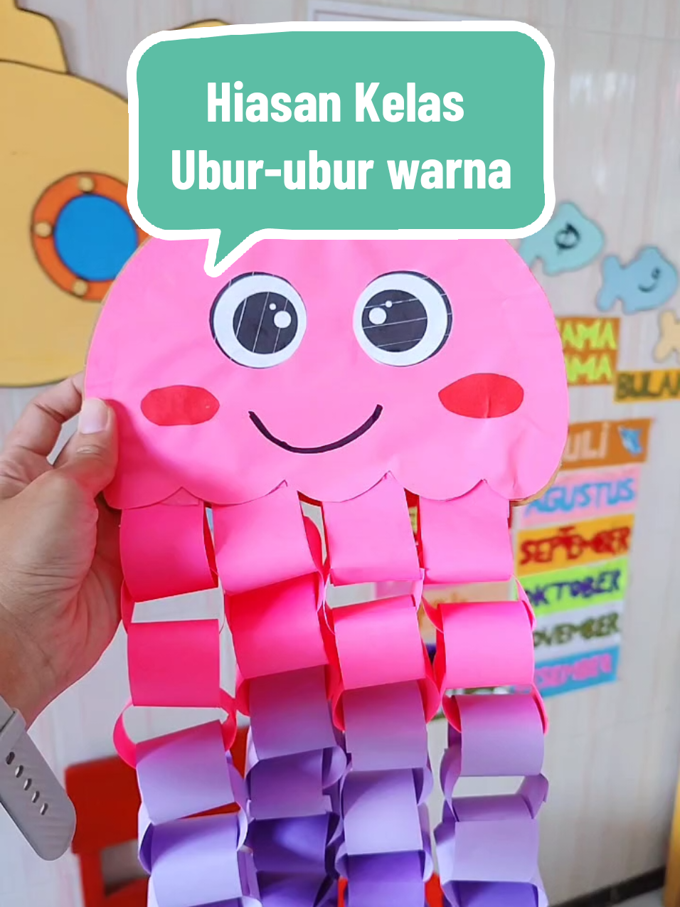 Hai Semuanya kali ini saya akan membuat hiasan kelas Ubur-ubur warna-warni, agar kelas tampak ceria dan berwarna, yang mau lihat tutorialnya simak videonya sampai akhir ya, semoga menginspirasi ✨🥰  untuk kertas lipatnya saya pakai dari @bigstationery  . . #fyp #capcut #hiasankelas #hiasankelastk  #happymoodcheck 