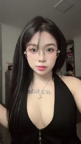 mặt rất anime mà gu âm nhạc cô ấy kiểu: