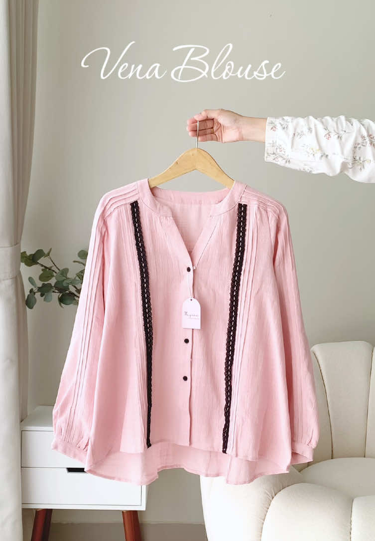 Blouse dengan kerah nagita bikin look kekinian dan classy.. Terdapat renda hitam bagian depan dan belakang Blouse… #blosewanitakekinian #blousewanita #blouselinen #blouselenganbalon #pekanbaru 