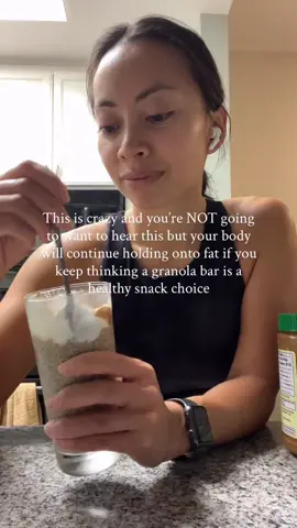 LET’S TALK ABOUT IT ⤵️ I get it. 130 calories…granola deemed as a healthy carb…it sounds like a great choice, right? Well, let’s break it down from a science perspective. Carbs, especially refined carbs, without the presence of fiber or protein, will spike up blood sugar (even if it’s deemed as a “healthier option.” When blood sugar spikes, it signals to your body to create more insulin, and oftentimes “over-corrects,” making too much. And what goes up, must come down. So that blood sugar spike? It ends up crashing down. This pattern of eating overtime is what creates “metabolic dysfunction.” And this metabolic dysfunction is what leads to weight gain, brain fog, low energy, and high sugar cravings. Now, I’m not saying a granola bar is “BAD” and should be avoided at all costs. What I AM saying is this: We need to snack SMARTER. To avoid the blood sugar rise and fall. To avoid the constant cravings, weight gain, and low energy. #weightlosstips #fitover30 #healthyweightlosstips #Weightlosstip #fitnesstipsforwomen