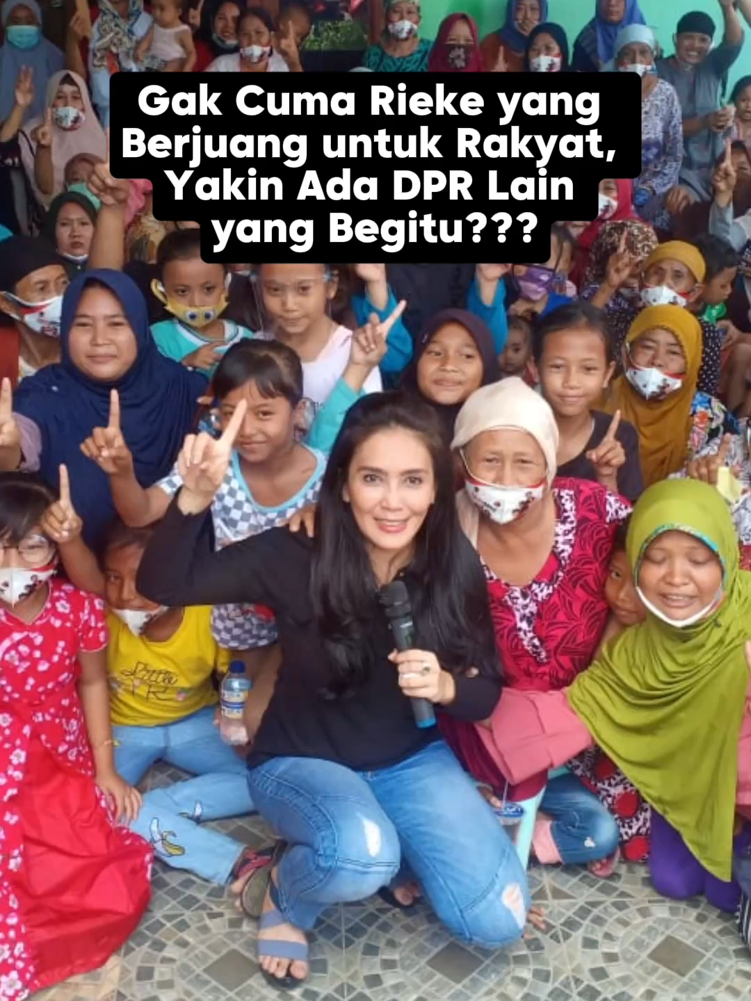 Masya Allah Bu Rieke terus berjuang untuk keadilan masyarakat🥺🥺 Kalian yakin masih ada anggota fraksi DPR lain yang seperti beliau? #PDIPerjuangan #FraksiPDIPerjuangan #RiekeDiahPitaloka #Merakyat #PemimpinHebat #RendahHati