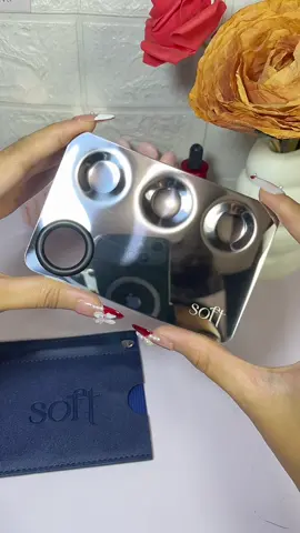 Not all beauty tools are made equal—and once you try the @softbeautyph Custom Makeup Mixing Tool, you’ll get why pros swear by it. Think of it as your mini creative lab: a stainless steel palette with three deep wells, a slip-resistant ring for control, and a dual-ended spatula that scoops on one side and smooths on the other. No more messy lids, wasted product, or cross-contamination. Whether you’re blending foundation shades, portioning lash glue, or mixing a skincare cocktail, it keeps everything precise, sanitary, and super aesthetic. And yes—it comes with a luxe vegan leather case, because staying organized should look good too. #mixingpalette #Softbeauty #makeuptools #beautytools #hmuakit