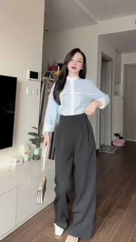 Quần ống suông lưng liền khoá sườn . 