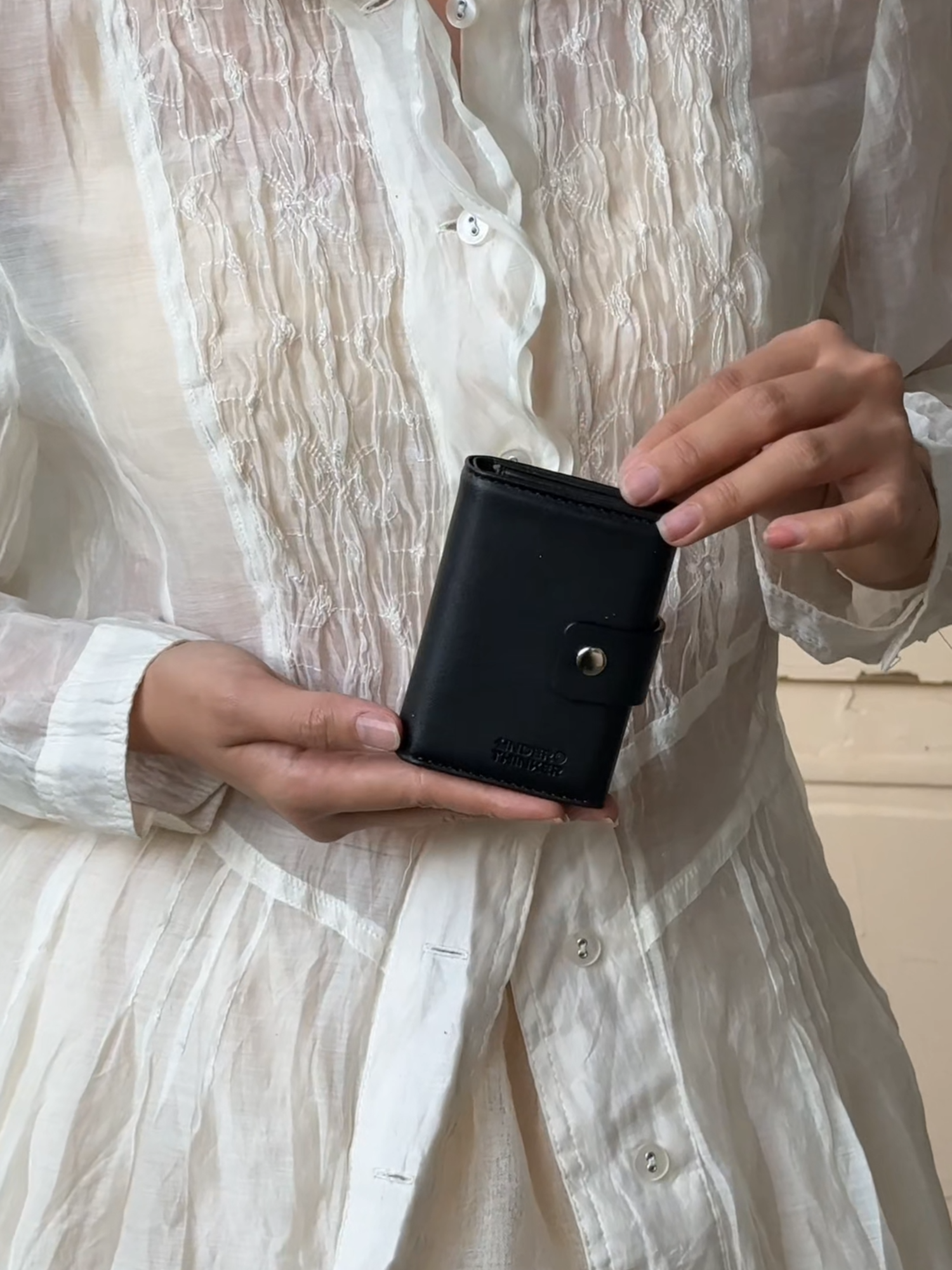 Ví nhiều ngăn, sắp xếp tiền và thẻ dễ hơn. #UTV13 #ViDaUnderthinker #ViDaToiGian #ViDaGenZ #ViDaBasic #ViDaHangNgay #ViDaDeMangTheo #ViDaKhongCauKy #ViDaPhongCach #ViDaChoBanTre #ViDaUnisex #ViDaNhoGon #ViDaDungVuaDu #ViDaLichSuNhungTre #ViDaGonGonXinhXinh #ViDaMangMoiNgay