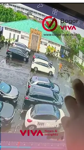 CCTV Penculikan Kepala Cabang BRI Cempaka Putih Sebelum ditemukan meningg*l di kawasan bekasi. Kepala Cabang Pembantu Bank Rakyat Indonesia (BRI) Cempaka Putih, bernama Mohammad Ilham Pradipta diduga jadi korban penc*likan dan pemb*nuh*n. Jenazahnya ditemukan di wilayah Bekasi, dan terekam CCTV korban ditarik paksa kedelam sebuah mobil. CCTV Penculikan Kepala Cabang BRI Cempaka Putih Sebelum ditemukan meningg*l di kawasan bekasi. Kepala Cabang Pembantu Bank Rakyat Indonesia (BRI) Cempaka Putih, bernama Mohammad Ilham Pradipta diduga jadi korban penc*likan dan pemb*nuh*n. Jenazahnya ditemukan di wilayah Bekasi, dan terekam CCTV korban ditarik paksa kedelam sebuah mobil. #VIVABogor #vivabogor #vivacoid #bekasi #bri 