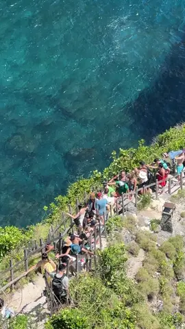 Udah ada yang turunn ke pantai?#klingkingbeach #nusapenida #viral #fypシ 