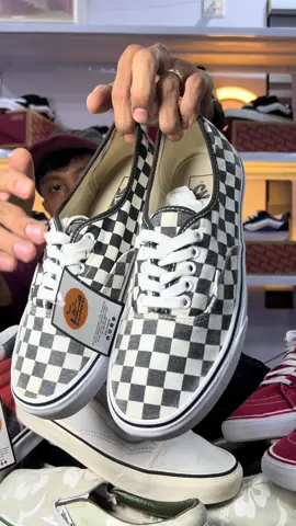 Authentic  Vans Second ထဲ က  Size 40 . 40.5 . 41  သီးသန့်  ရှယ် အရံ တွေ ပြပေးမယ် ဗျာ !  #Vans #Authentic #Branded21 #Streetwear#yangonmyanmar 
