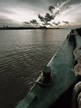 “kỉ niệm quá đau buồn..”