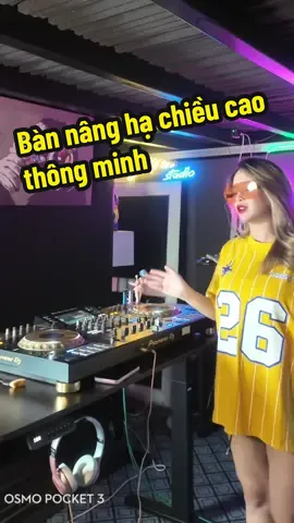 Bàn nâng hạ chiều cao thông minh , tiện lợi thật sự nha  #bàn #bannanghadocao #banthongminh 