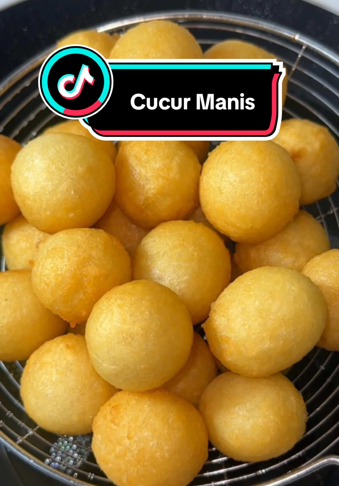 Cucur manis 3 bahan saja, berebut makan ramai ramai. Sedap! Rangup diluar, lembut didalam. Satu adunan boleh dapat dalam 25pcs, kalau nak buat lebih just gandakan adunan 🫰🏼 Bahan bahan : 1 cawan tepung gandum, 3 sudu besar gula, air panas mendidih 1 cawan (masukkan sikit sikit). Tips : Sapukan minyak pada tangan untuk memudahkan bentukkan cucur.