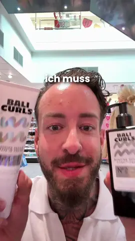 Anzeige - Dass Bali Curls mich mit ihren klassischen Produkten bereits überzeugt hat, ist kein Geheimnis - nun sind sie mit etwas in die Regale gekommen, worauf ich echt ewig gewartet habe. HAARAUFBAU für Locken! Gesunde Strukturen brauchen keinen Aufbau, aber es gibt nunmal Locken, die: * gefärbt, * chemisch behandelt, * blondiert, * trocken & geschädigt sind... und die profitieren von der Serie sehr! #haarpflegetipps #haarpflegeprodukte #naturlocken #locken #wellen   