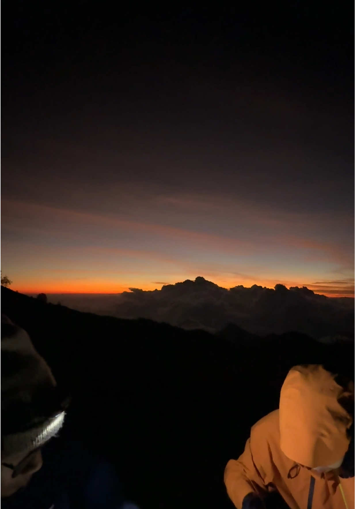 Just vibes dinner with sunset on top of mountain #lombok #mountrinjani #Hiking #indonesia #sunset 