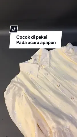 Blouse bahan fairy ini bukan cuma cantik, tapi juga ringan dipakai, jatuhnya adem, dan bikin penampilan langsung kelihatan elegan. Dipaduin sama jeans bisa, rok juga masuk, bahkan buat acara resmi tetap cocok. #BlouseCantik #BajuKekinian #OOTD #FYP #FashionWanita 
