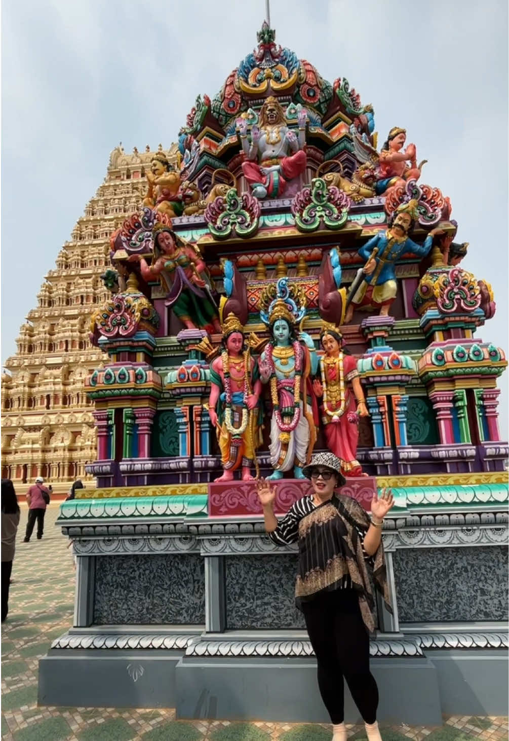 ✨ Murugan Temple Kalideres ✨ Siapa sangka di Jakarta ada kuil dengan arsitektur megah ala India Selatan? 🛕 Warna-warni patungnya detail banget, vibes-nya serasa lagi di luar negeri! 🇮🇳 📍 Aksesnya juga gampang banget: Naik KRL turun di Stasiun Kalideres, lanjut naik ojek online cuma beberapa menit aja udah sampai. Cocok banget buat kamu yang suka wisata budaya & foto-foto aesthetic 🤳 #MuruganTemple #WisataJakarta #HiddenGemJakarta #KRLJabodetabek