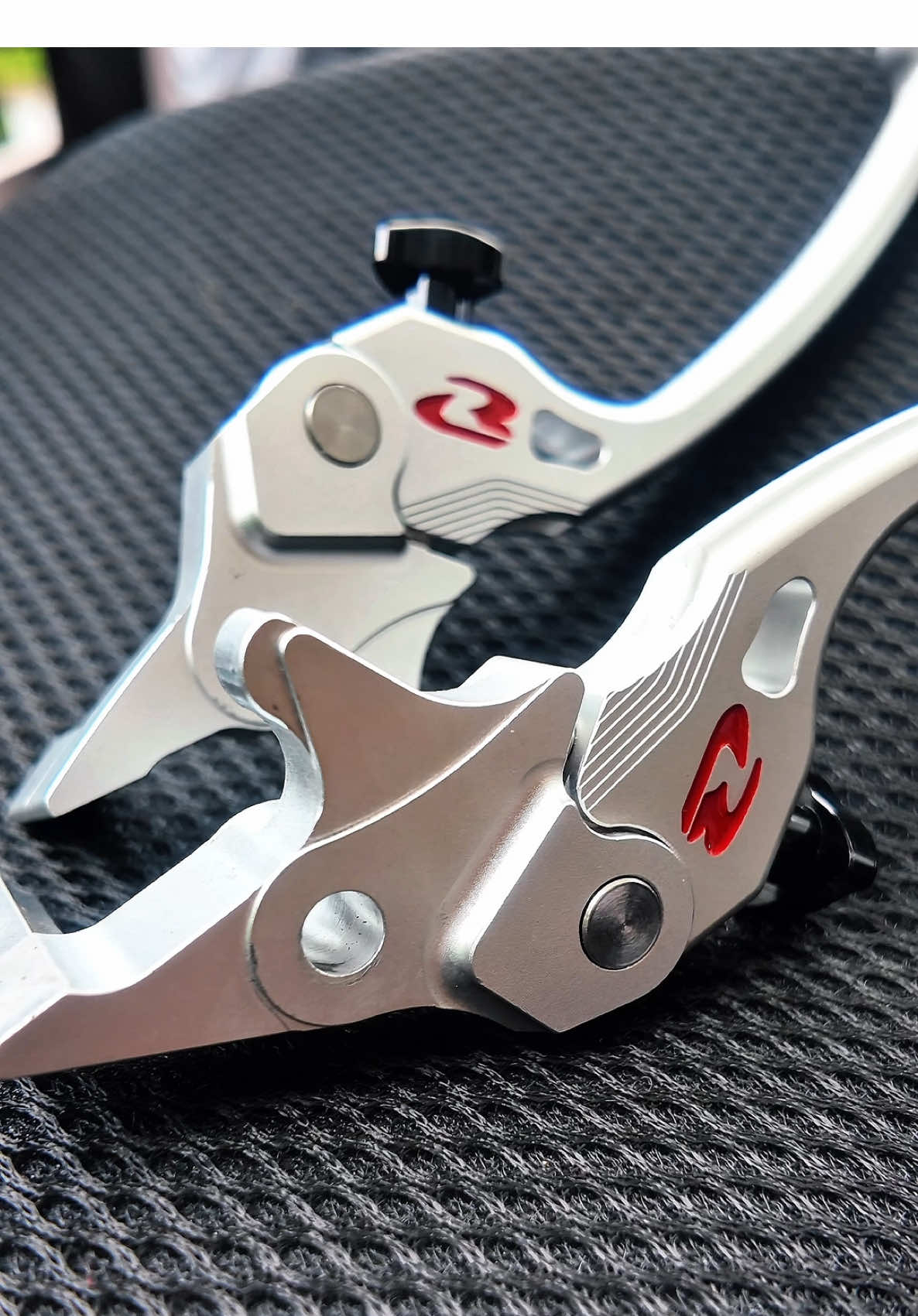 Ang pogi talaga ng RCB Break lever mga lodi, kung usapang break lever talaga, eto talaga ang pinakapinagkakatiwalaan, hindi din ito nagfade at sobrang ganda talaga ng quality! Basta gawang RCB, sobrang trusted talaga yan kahit sinong nagmomotor ang tanungin mo #brakelever #rcb #motorcycleaccessories #motorcycle 