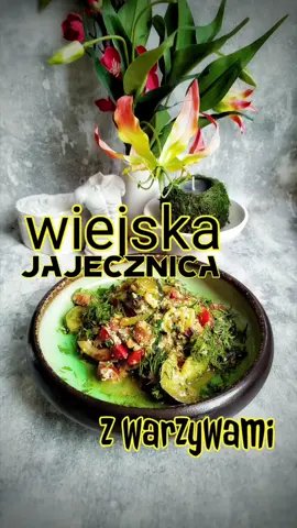 wiejska jajecznica z warzywami  * jedna laska wiejskiej kiełbasy, możesz też użyć dwu kawałków śląskiej byle dobrej jakości  * jedna średnia cebula  *2-3 średnie pieczarki mniejszych daj więcej w przeliczeniu na sztuki  * pół papryki kolor dowolny * jedna mała młodziutka cukinia * sól i pieprz  * czosnek niedźwiedzi suszony  * czosnek granulowany  * po dwa jajka na osobę (uśredniając) #jajecznica #jajecznicazwarzywami #wiejskajajecznica #pomyslnasniadanie #sniadanie 