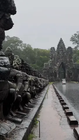 ខ្លោងទ្វារ​ទន្លេ​អុំ​ ក្រោម​ដំណក់​ទឹកភ្លៀង​☔#creatorsearchinsights #Cambodia #fyp #siemreapcambodia🇰🇭 