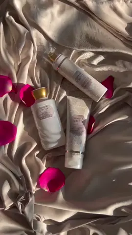 Urmează ziua cea mare? 🕊️ Spune DA colecției de nuntă Always & Forever și lasă amestecul de boabe de piper roz, trandafiri albi și aroma delicată a lemnului de santal să evoce amintiri ale momentelor speciale. 👰 Acum produsele selectate pentru duș și hidratare din această și alte colecții sunt reduse la 49 de lei în loc de 99lei. Valabil în magazin: 21-25.08 și online: 21-24.08. #bathandbodyworks #bathandbody #mireasa #alwaysandforever #nunta #trandafiri #nunta2025