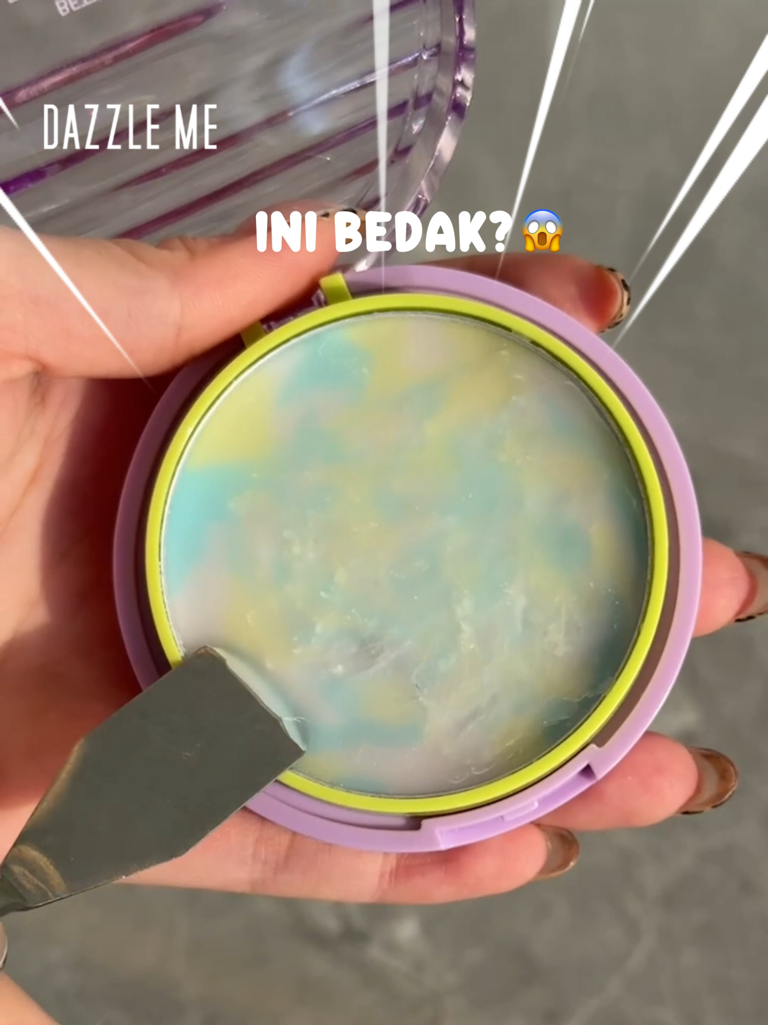 Ini bedak?! 😱 BUKAN!! Ini GEBRAKAN baru di dunia makeup!! 😍 #dazzleme #dazzlemebeauty #dazzlemeindonesia #dazzlemeid #dazzlemeinvisiblepowder #invisiblepowder #powderlesspowder #powder #geltopowder #balmtopowder #betterthanfilter #betterthanfilterinvisiblepowder #flawless