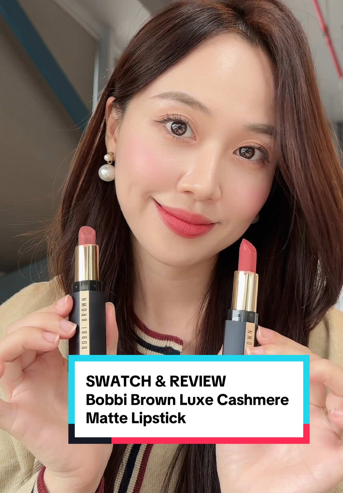 Bobbi Brown Luxe Cashmere Matte Lipstick – son lì mà mềm mượt như nhung luôn á mọi người. Ai sợ son lì bị khô thì em này đúng cứu tinh, chất mịn tan trên môi, lên màu chuẩn mà vẫn nhẹ tênh. 🌹 Hôm nay mình thử 2 màu hot: 	•	Neutral Rose (315): hồng đất sang xịn, đi làm hay đi học đều hợp, nhìn thanh lịch. 	•	Rosy (451): hồng ấm ngọt ngào, đánh cái là sáng mặt, trẻ trung cực kỳ. 👉 Một em cho ban ngày, một em cho buổi tối – đúng chuẩn “soft luxury” của Bobbi Brown ✨ ✨ Mọi người thích vibe Neutral Rose dịu dàng hay Rosy rực rỡ hơn nè? Comment cho mình biết nha 💕 #BobbiBrown #LuxeCashmereMatteLipstick #SoftLuxury #LipstickReview    