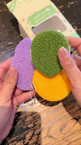 Bọt biển rửa mặt lấy đi được bụi bẩn và tế bào chết nhờ những lỗ nhỏ li ti trên bề mặt#botbien #botbienruamat #hoainguyen95 