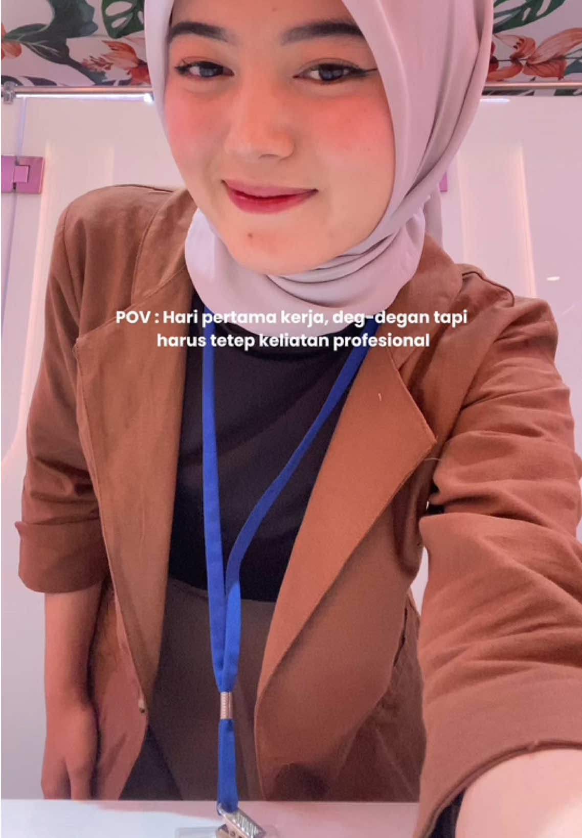 Kesan pertama itu penting, dan blazer ini bikin semuanya lebih gampang 😉 #OutfitKerja #InspirasiOOTD #GayaKantoran #BlazerKeren #prqueenfashion 