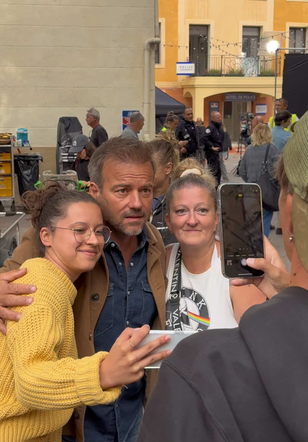 Tourisme : forte affluence, en ce mois d’août, pour cette nouvelle journée de tournage de la série de TF1 « Plus Belle La Vie, encore plus belle » au cœur du village d’#Allauch 🎬 #pblv #pblvofficial #allauchvillage #allauchofficiel 