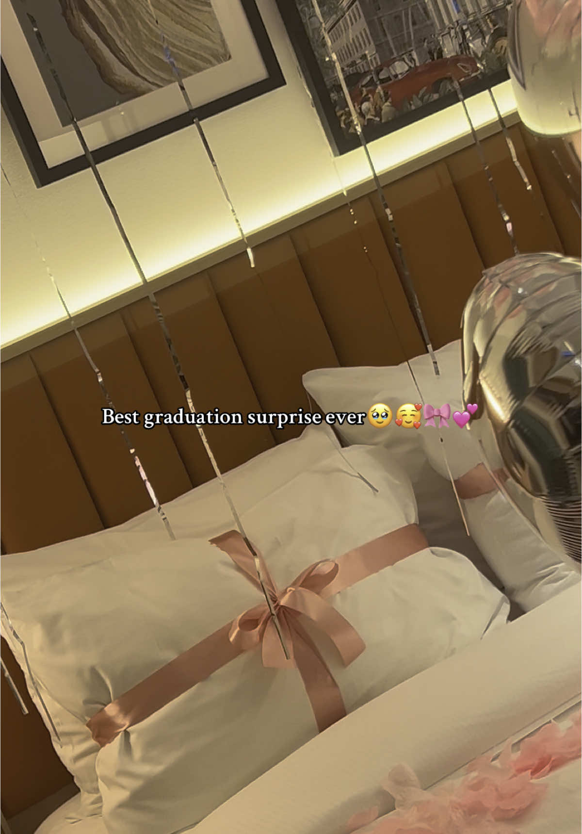 A special ‘just graduated’ set up for her 👩‍🎓💕 #graduationsurprise #graduationgiftideas #justgraduated #balloondecoruk #londonhoteldecorator #fyp 