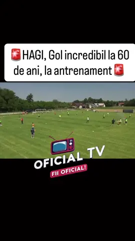 ⚽️ Gheorghe Hagi, la 60 de ani, marchează un gol spectaculos în timpul antrenamentelor Farului Constanța Legenda fotbalului românesc, Gheorghe Hagi, a demonstrat că talentul nu are vârstă. Ajuns la 60 de ani, „Regele” a fost surprins în timpul unui antrenament al echipei Farul Constanța, executând un șut fabulos care a dus la un gol ce a stârnit aplauze și reacții entuziaste din partea jucătorilor și staffului tehnic. 🎥 Potrivit martorilor, Hagi a intervenit într-un exercițiu tactic, a preluat mingea cu finețe și a trimis-o direct în vinclu, cu o execuție care amintește de zilele sale de glorie la Real Madrid, Barcelona sau Galatasaray. 💬 Un jucător de la Farul a spus: „Ne-a lăsat cu gura căscată. La 60 de ani, are mai multă precizie decât mulți dintre noi.” 🔵 Hagi, care este antrenor și manager general la Farul, a împlinit 60 de ani pe 5 februarie 2025, iar momentul golului a fost văzut de mulți ca o declarație de pasiune pură pentru fotbal, într-un context în care el însuși recunoaște că se gândește la o restructurare a rolului său în club  📢 Distribuie această poveste dacă și tu crezi că geniul fotbalistic nu se pierde odată cu vârsta. #hagi #oficialtv #oficialartists #oficialbranding #oficialevents #viral #farulconstanța #regelefotbaluluiromânesc🤴🏻⚽️ 