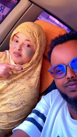 Hees Aad qaadeyso markuu xaajiga Reerkiisa soo galo Jah MJ iyo Cumar biritishka halkaan iigu jira iisoo qora dumashi Bah-Gorod dadka Ugu Badan ismuujiya   Dumashiyaaal❤️🥰