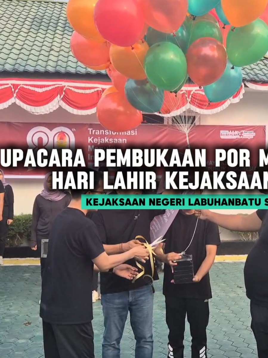 Rabu, 20 Agustus 2025 Dalam rangka memperingati Hari Lahir Kejaksaan Ke-80 Tahun 2025, Kejaksaan Negeri Labuhanbatu Selatan Melaksanakan Upacara Pembukaan Pekan Olahraga yang bertempat di Halaman Kantor Kejaksaan Negeri Labuhanbatu Selatan, Kecamatan Kotapinang, Kabupaten Labuhanbatu Selatan.  Upacara Pembukaan Pekan Olahraga di Kejaksaan Negeri Labuhanbatu Selatan dihadiri langsung oleh Kepala Kejaksaan Negeri Labuhanbatu Selatan, Victoris Parlaungan Purba, S.H., M.H. didampingi oleh Kepala Sub Bagian Pembinaan dan Para Kepala Seksi, Para Kepala Sub Seksi, Para Jaksa Fungsional, Para Pegawai Tata Usaha, dan Pegawai Outsourcing di Lingkungan Kejaksaan Negeri Labuhanbatu Selatan. Upacara diakhiri dengan pelepasan balon udara yang bertuliskan Pembukaan Pekan Olahraga dalam rangka memperingati Hari Lahir Kejaksaan Ke-80 Tahun 2025 secara simbolik oleh Kepala Kejaksaan Negeri Labuhanbatu Selatan, Victoris Parlaungan Purba, S.H., M.H., yang diikuti oleh oleh Kepala Sub Bagian Pembinaan dan Para Kepala Seksi di Lingkungan Kejaksaan Negeri Labuhanbatu Selatan. Adapun pertandingan yang dilaksanakan pada Hari Selasa, 20 Agustus adalah Badminton, Tenis Meja dan Tarik Tambang, dan akan dilanjutkan dengan pertandingan lain pada Hari Kamis, 21 Agustus 2025.  Kegiatan POR ini diharapkan dapat mempererat tali silaturahmi, meningkatkan kekompakan, dan menumbuhkan semangat sportivitas di antara seluruh pegawai Kejaksaan Negeri Labuhanbatu Selatan.  • • • #KejaksaanRI #KejatiSumut #kejarilabusel  