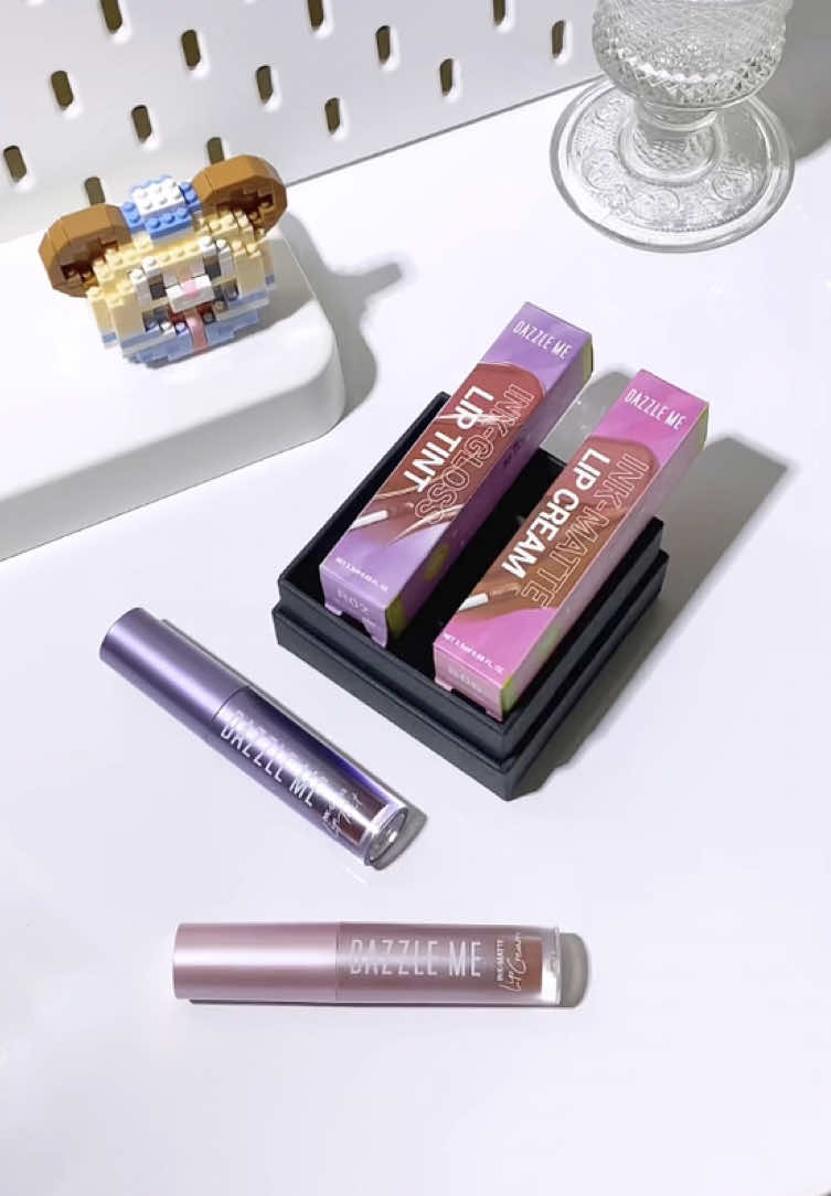 Shades yang semua orang bakal approved?! Sure, kenalin tren shade dari Ink-gloss ‘R02 Allure Ink’ dan Ink-matte ‘B06 Worth Ink’ ఌ︎ #dazzlemelipink #dazzlemeinkgloss #dazzlemeinkmatte #lipcream #liptint 