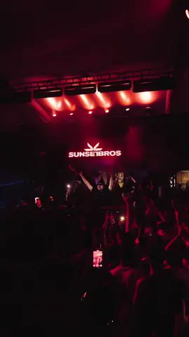 When in IOS… Slap a DONK on it! 🔥  📍@faroutbeachblub 💿 Seven Nation Army (Sunset Bros. Remix)