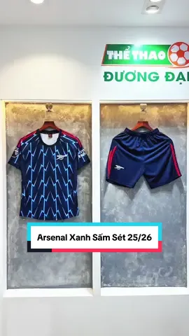 (Miễn phí in tên số ở🩴) bộ quần áo bóng đá Arsenal sân khách 2025 2026 với màu xanh đen phối hoạ tiết sấm sét bắt mắt, chất liệu thun mè, logo thêu, được phối may tỉ mĩ #inaobongda #thethaoduongdai #aobongdaduongdai 
