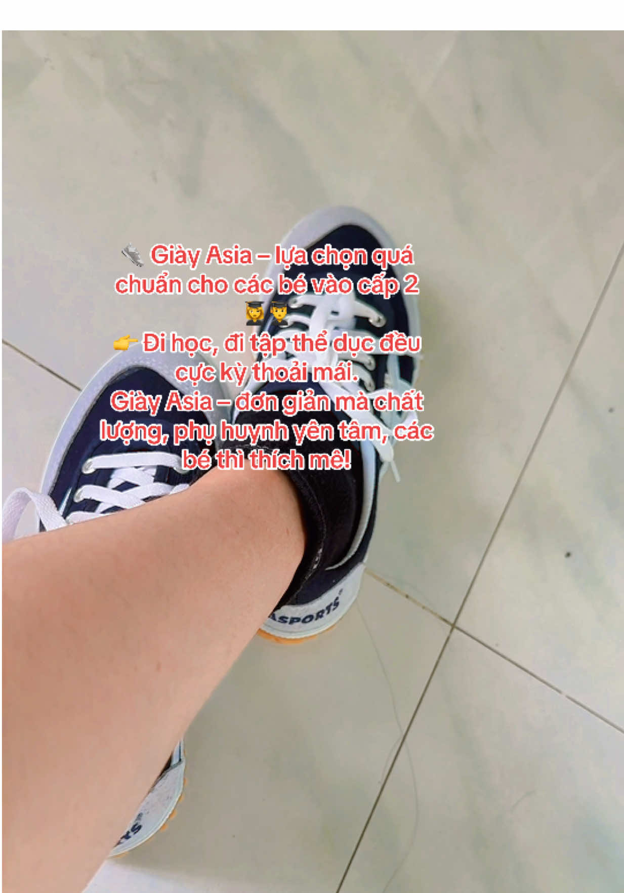 👟 Giày Asia – lựa chọn quá chuẩn cho các bé vào cấp 2 👩‍🎓👨‍🎓 👉 Đi học, đi tập thể dục đều cực kỳ thoải mái. 👉 Đế cao su chắc chắn, bền bỉ theo năm tháng. 👉 Không cần tốn tiền mua giày kiểu dáng mới mà nhanh hỏng – giày Asia vừa đẹp, vừa bền, lại hợp cho các con đi học hằng ngày. 💯 Giày Asia – đơn giản mà chất lượng, phụ huynh yên tâm, các bé thì thích mê!#pipireview #giaythethao #aisia #giay #giaydep 